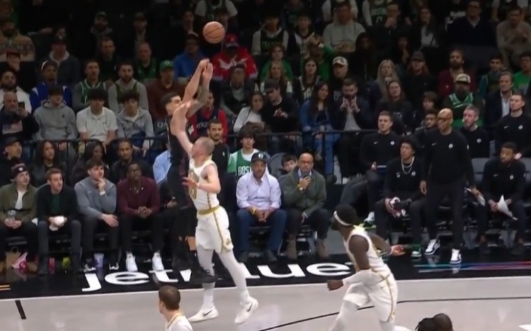 开云体育网址最新-这球没得争辩!小波特干拔三分踢腿绊倒豪泽被吹进攻犯规